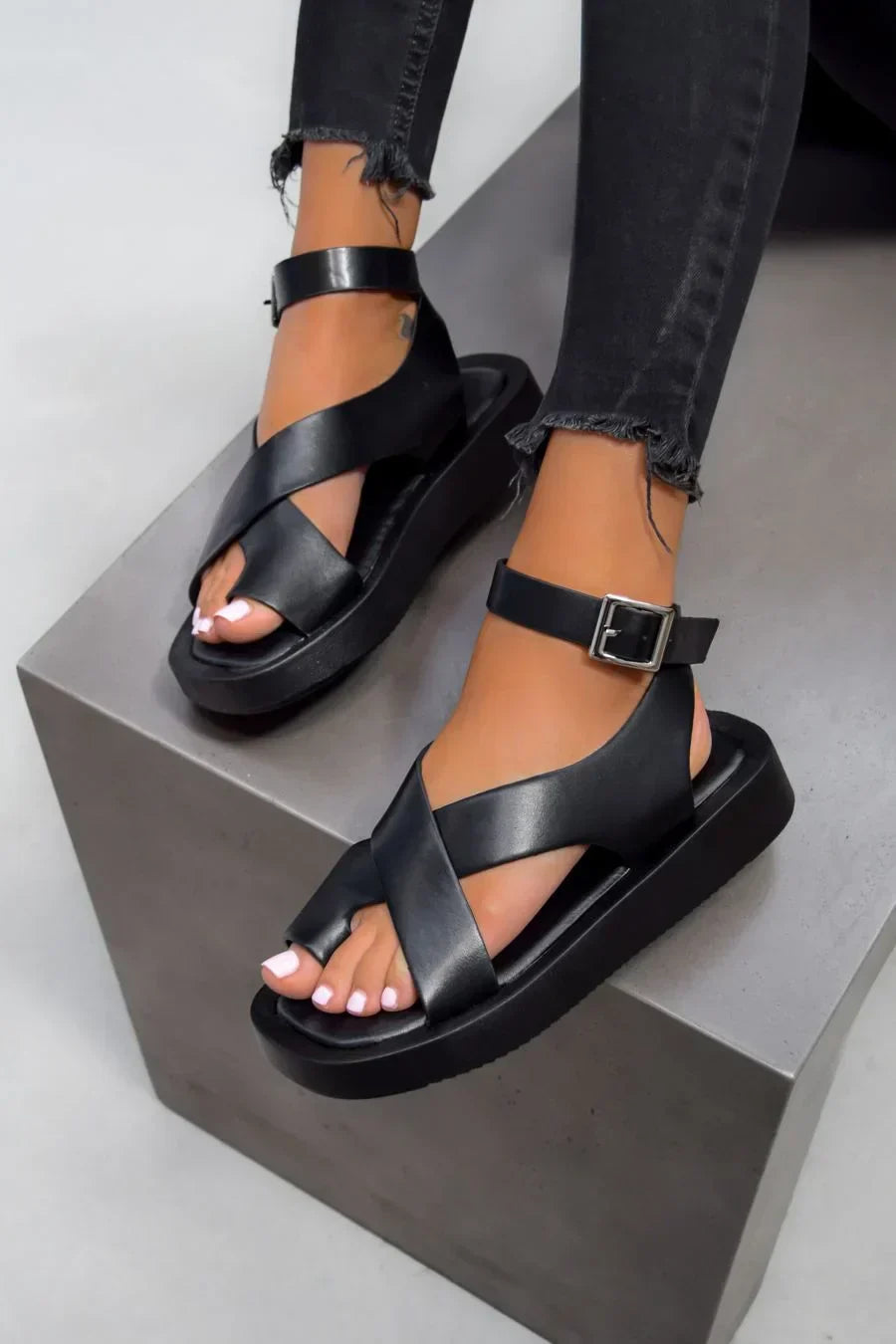 Sandalias cómodas con hebilla y plataforma