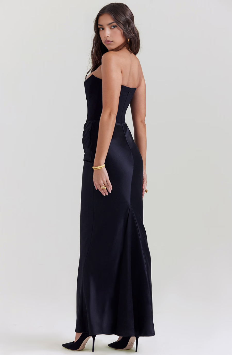 Vestido largo de noche sin tirantes de encaje con ajuste elegante