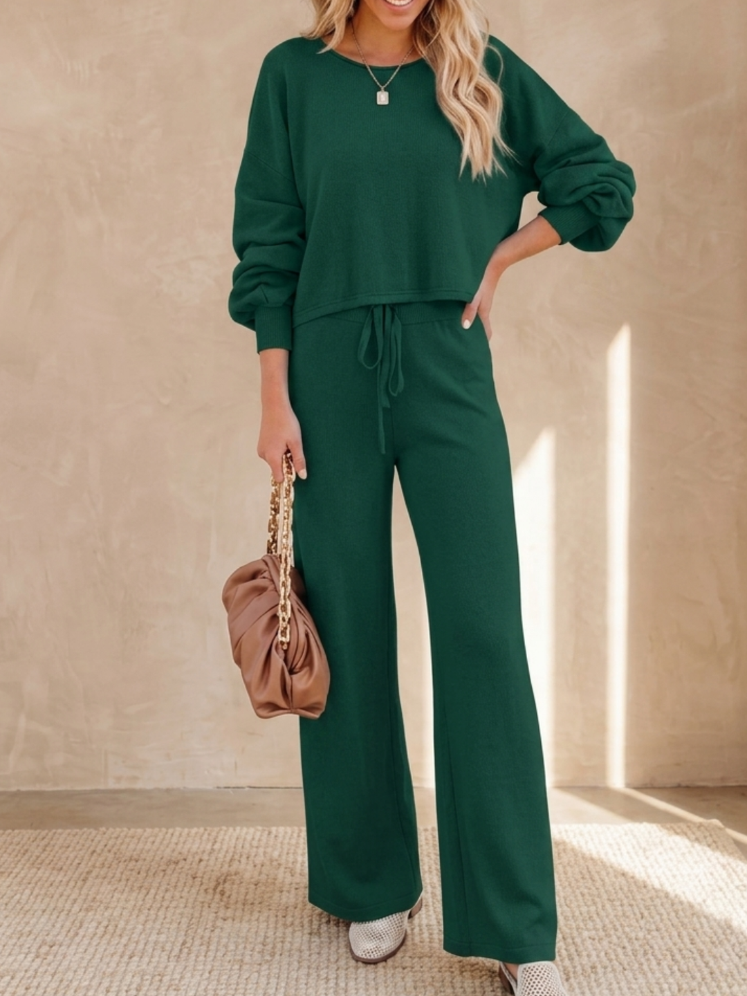 Conjunto de sudadera corta y pantalones anchos para estar en casa