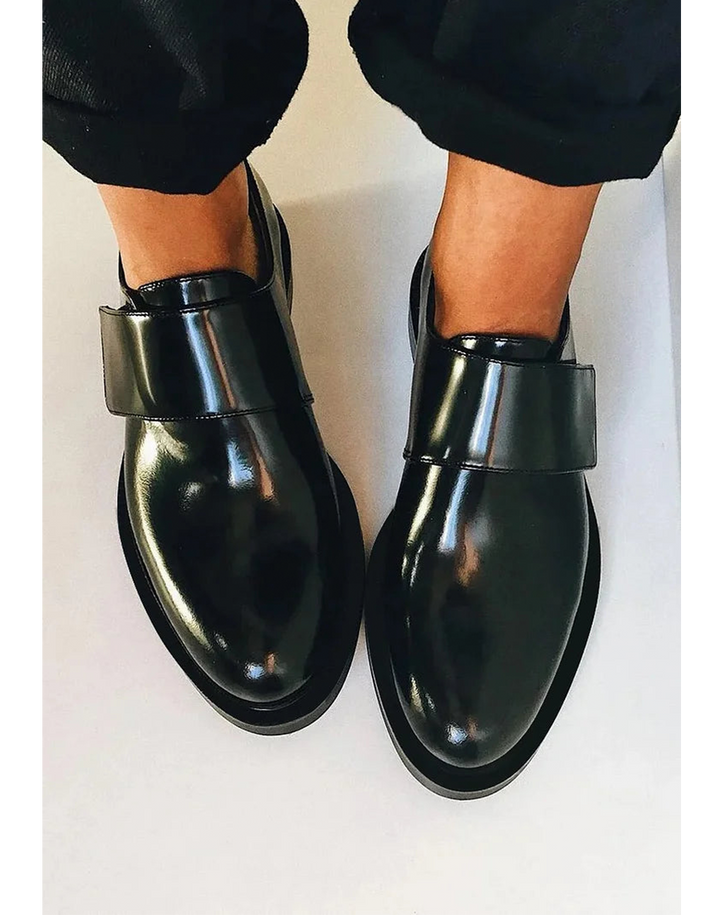 Mocasines cómodos con detalle de correa