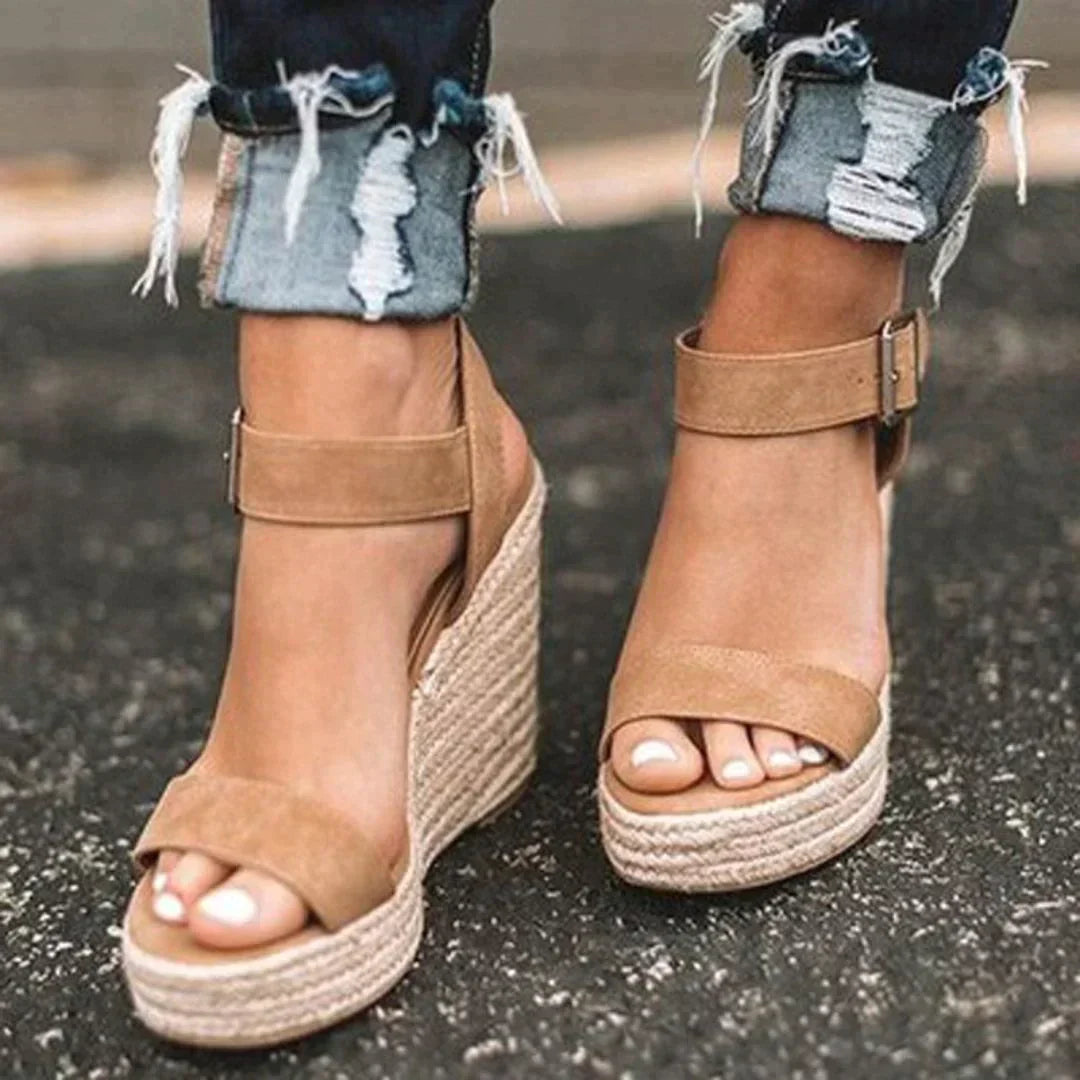 Sandalias de cuña con hebilla tejida