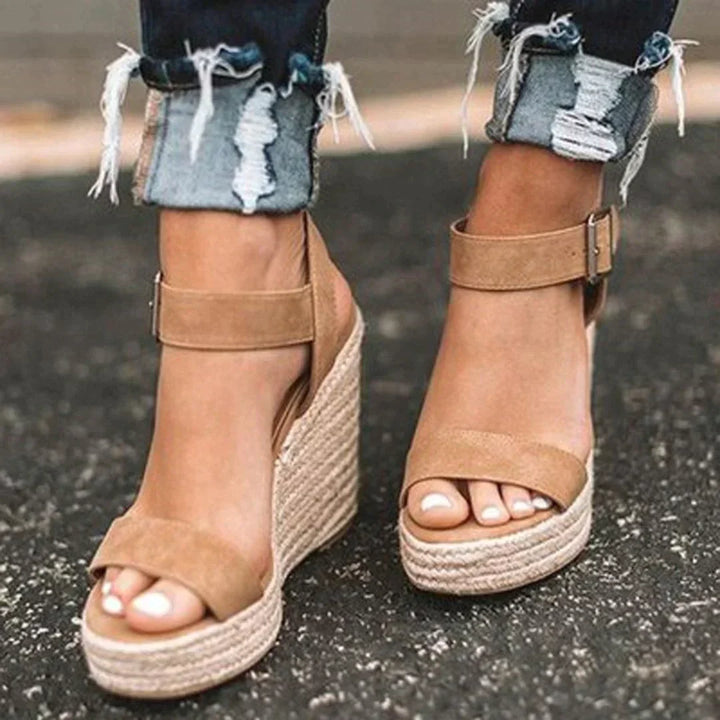 Sandalias de cuña con hebilla tejida