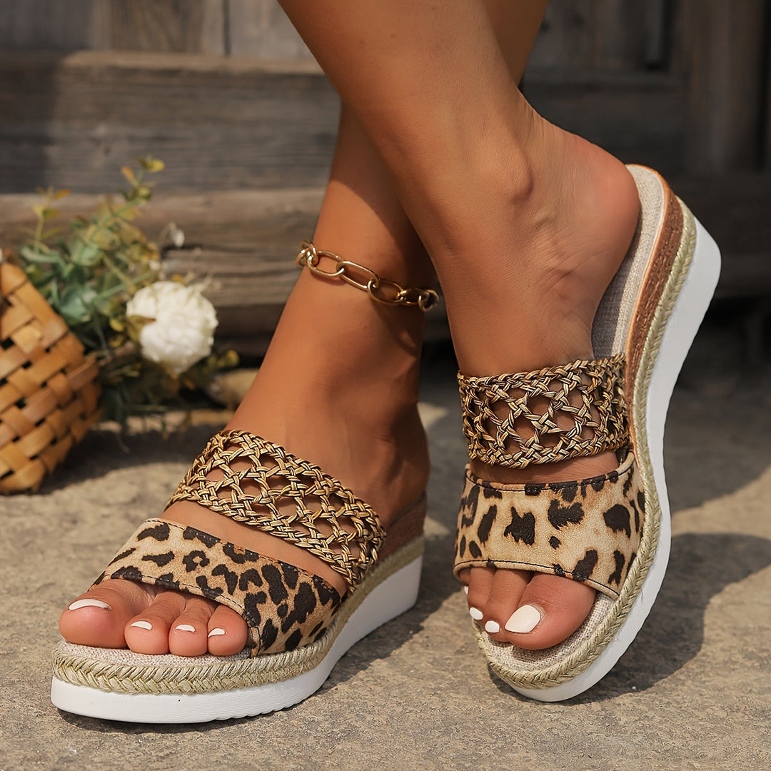 Sandalias cómodas con cuña tejida