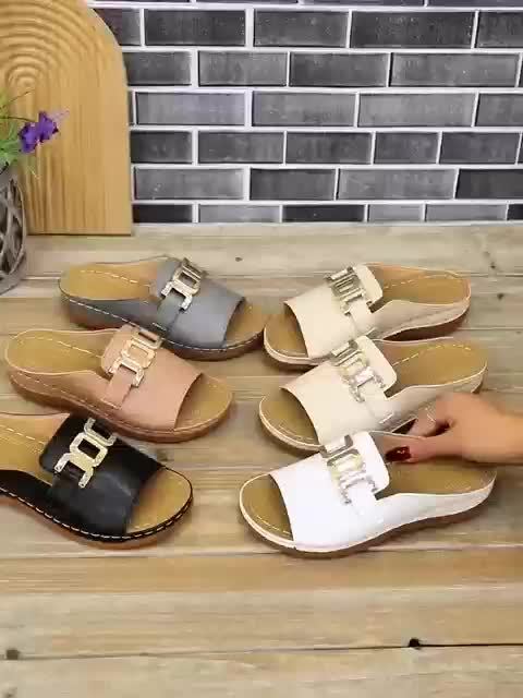 Sandalias cómodas con hebilla acolchada