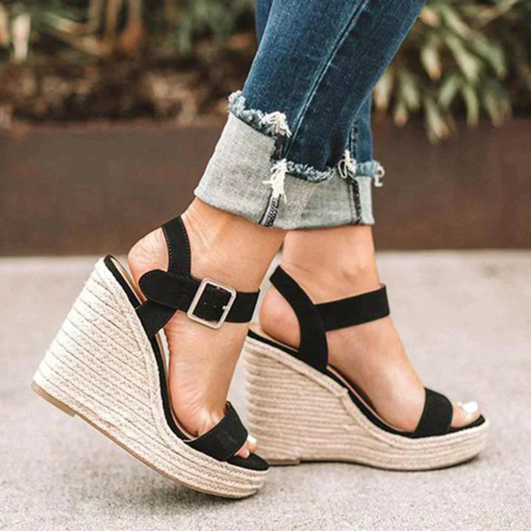 Sandalias de cuña con hebilla tejida