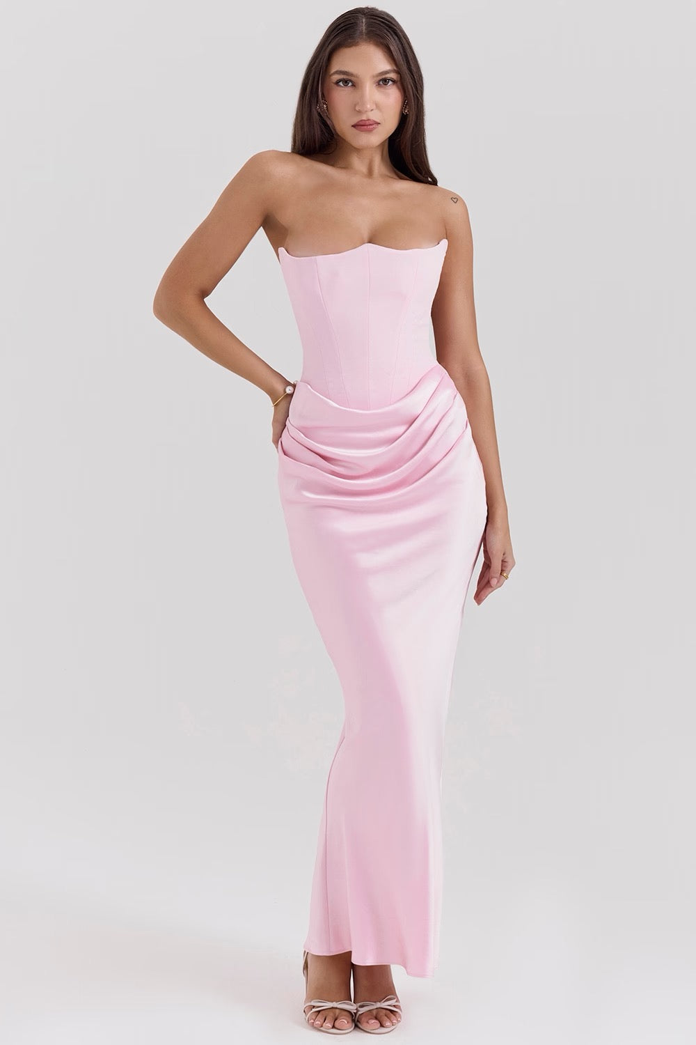 Vestido largo de noche sin tirantes de encaje con ajuste elegante