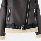 Giacca da donna autunnale in pelle con cintura