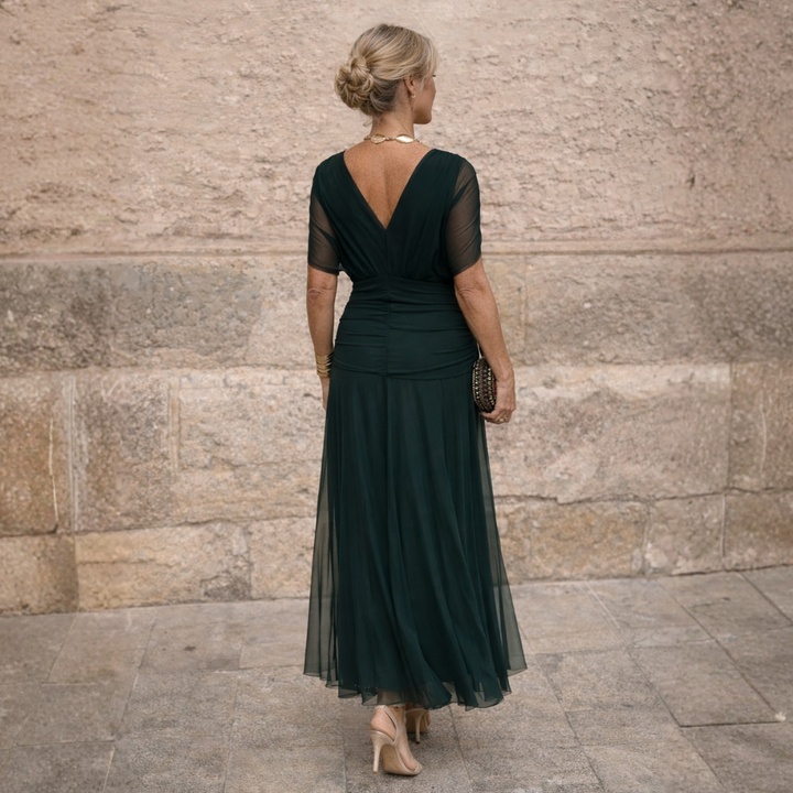 Vestido largo elegante con hombros descubiertos