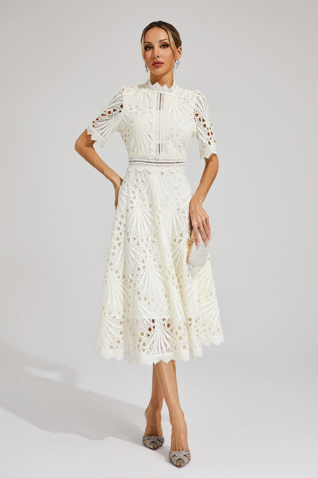 Vestido midi de encaje femenino exquisito, moderno y glamoroso con diseño recortado