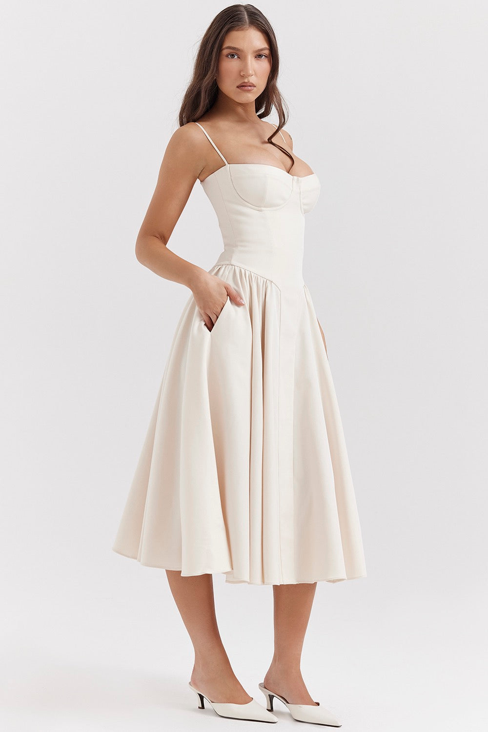 Vestido midi elegante de noche con diseño fluido