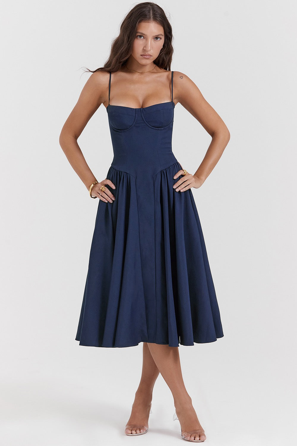 Vestido midi elegante de noche con diseño fluido
