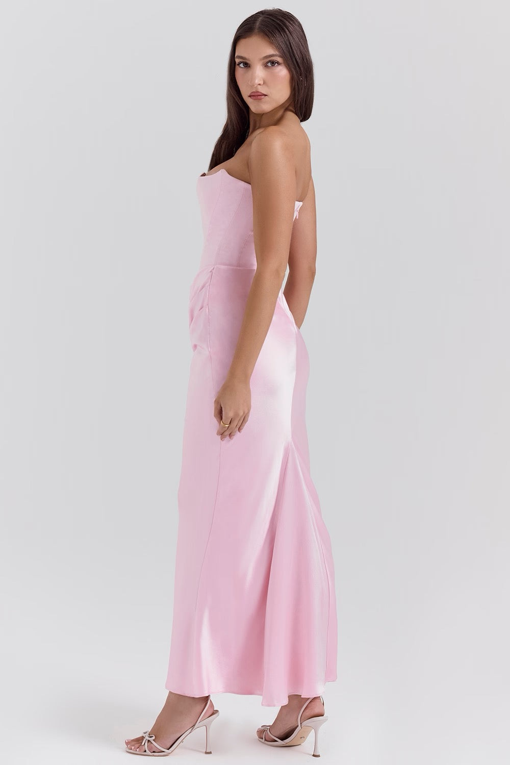 Vestido largo de noche sin tirantes de encaje con ajuste elegante