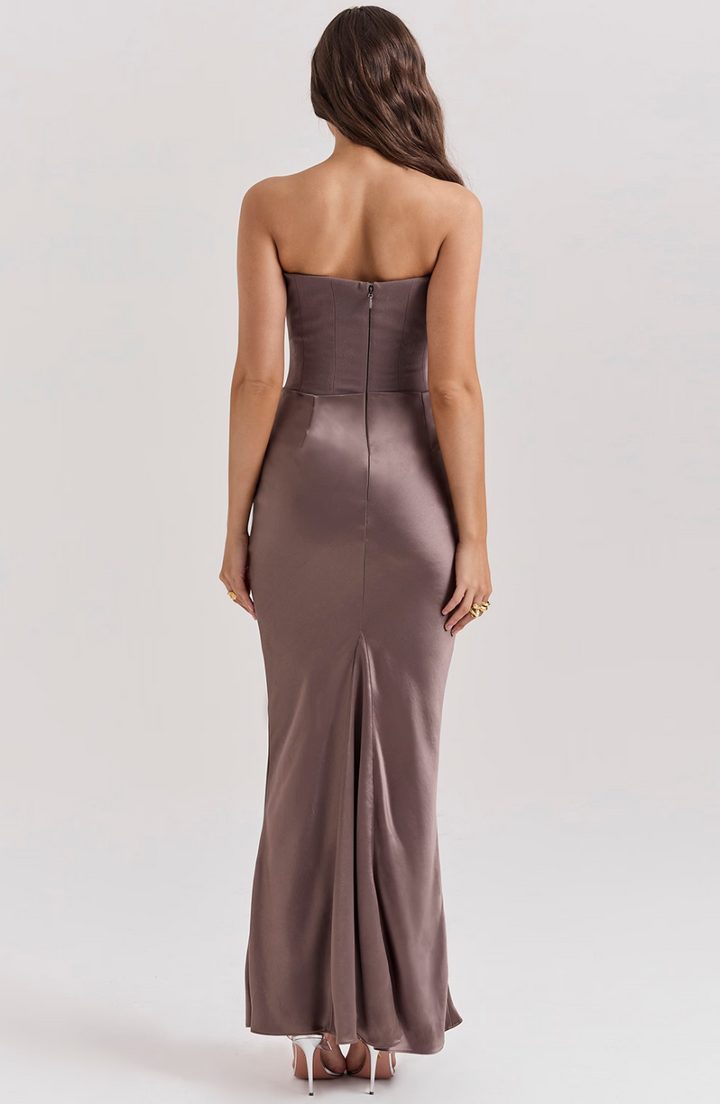 Vestido largo de noche sin tirantes de encaje con ajuste elegante