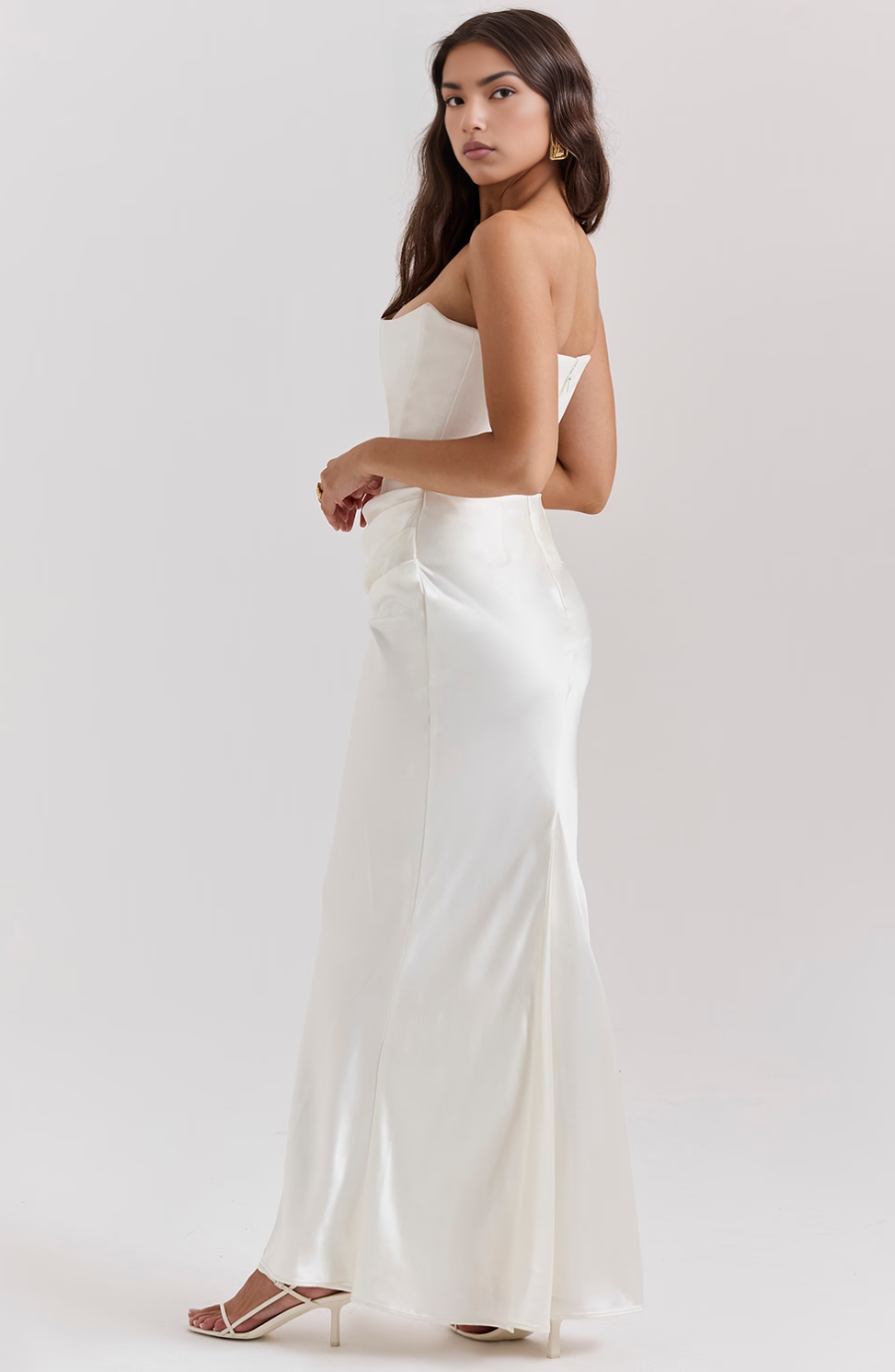 Vestido largo de noche sin tirantes de encaje con ajuste elegante
