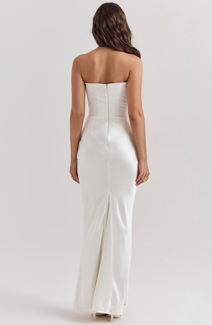 Vestido largo de noche sin tirantes de encaje con ajuste elegante