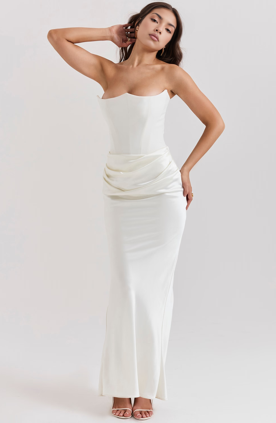 Vestido largo de noche sin tirantes de encaje con ajuste elegante