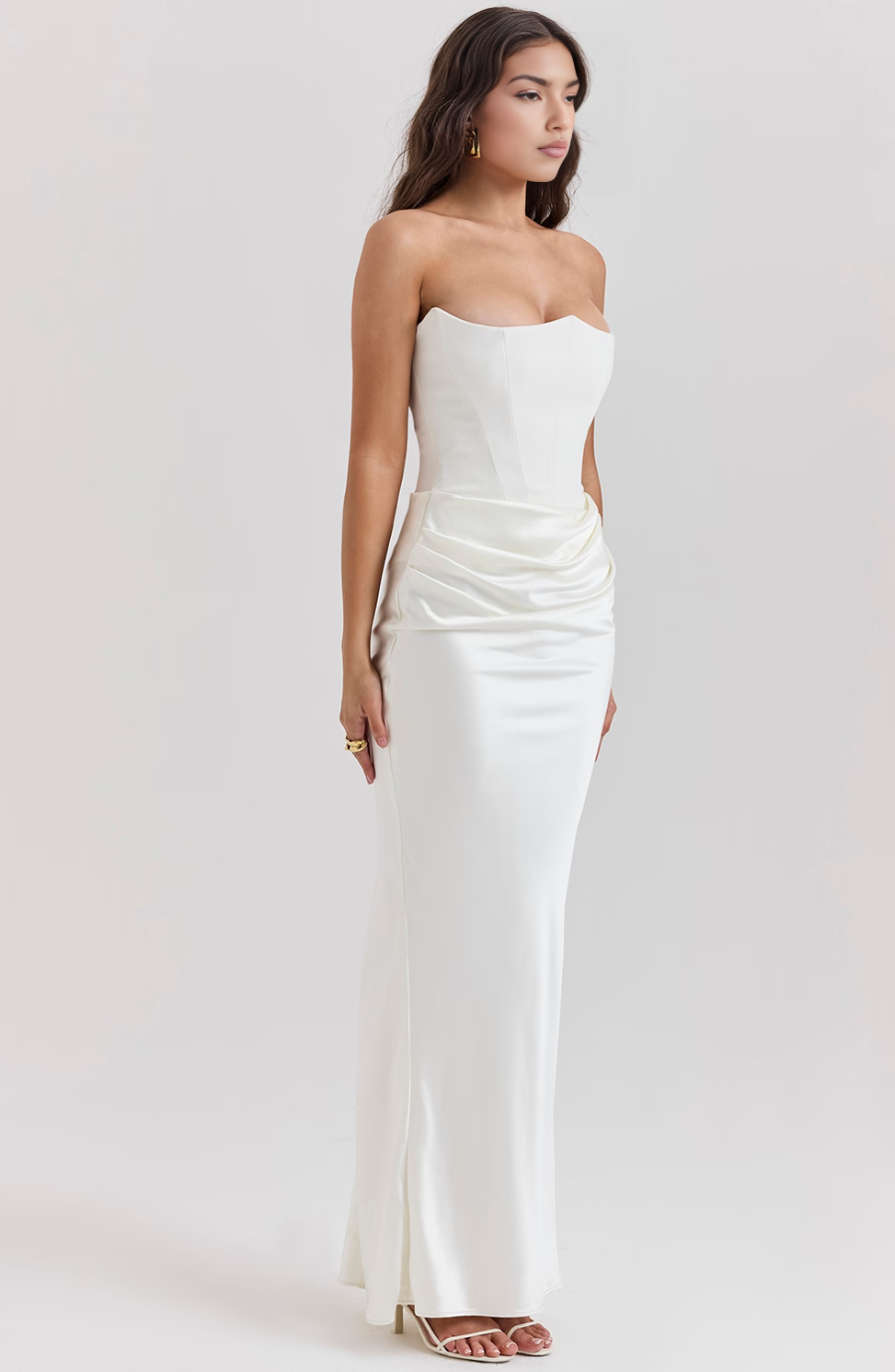 Vestido largo de noche sin tirantes de encaje con ajuste elegante