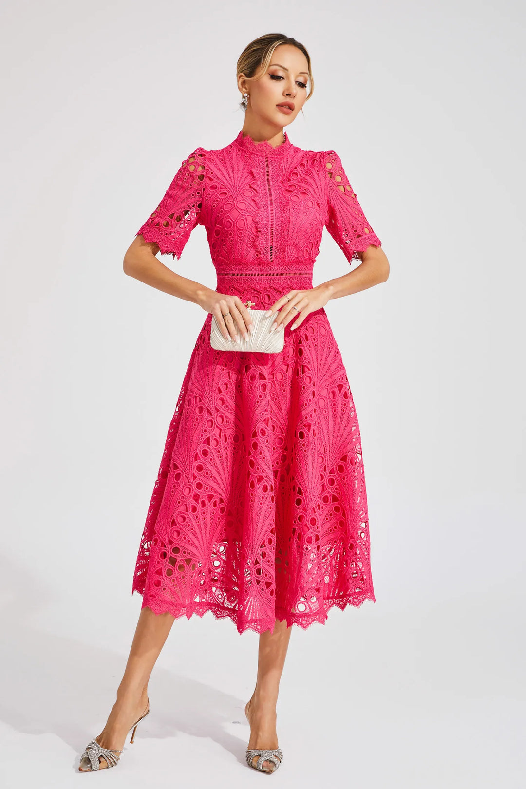 Vestido midi de encaje femenino exquisito, moderno y glamoroso con diseño recortado