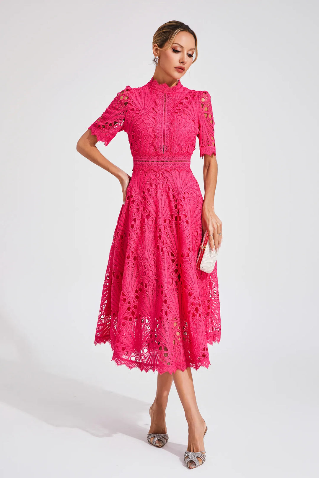 Vestido midi de encaje femenino exquisito, moderno y glamoroso con diseño recortado