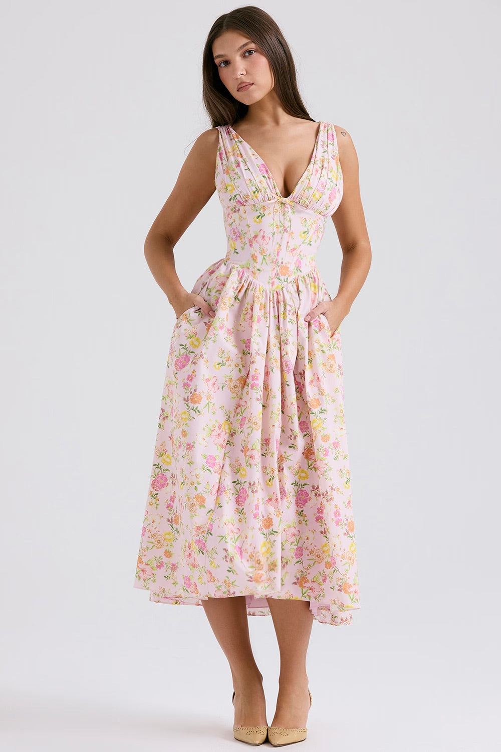 Vestido midi de verano para celebraciones de boda