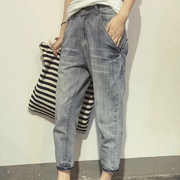 Jeans anchos versátiles para mujer con talle medio y cierre tradicional de botones