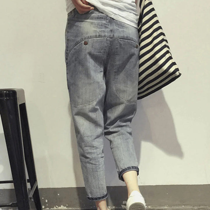 Jeans anchos versátiles para mujer con talle medio y cierre tradicional de botones