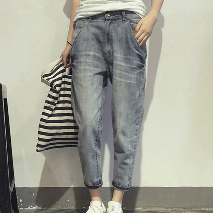Jeans anchos versátiles para mujer con talle medio y cierre tradicional de botones