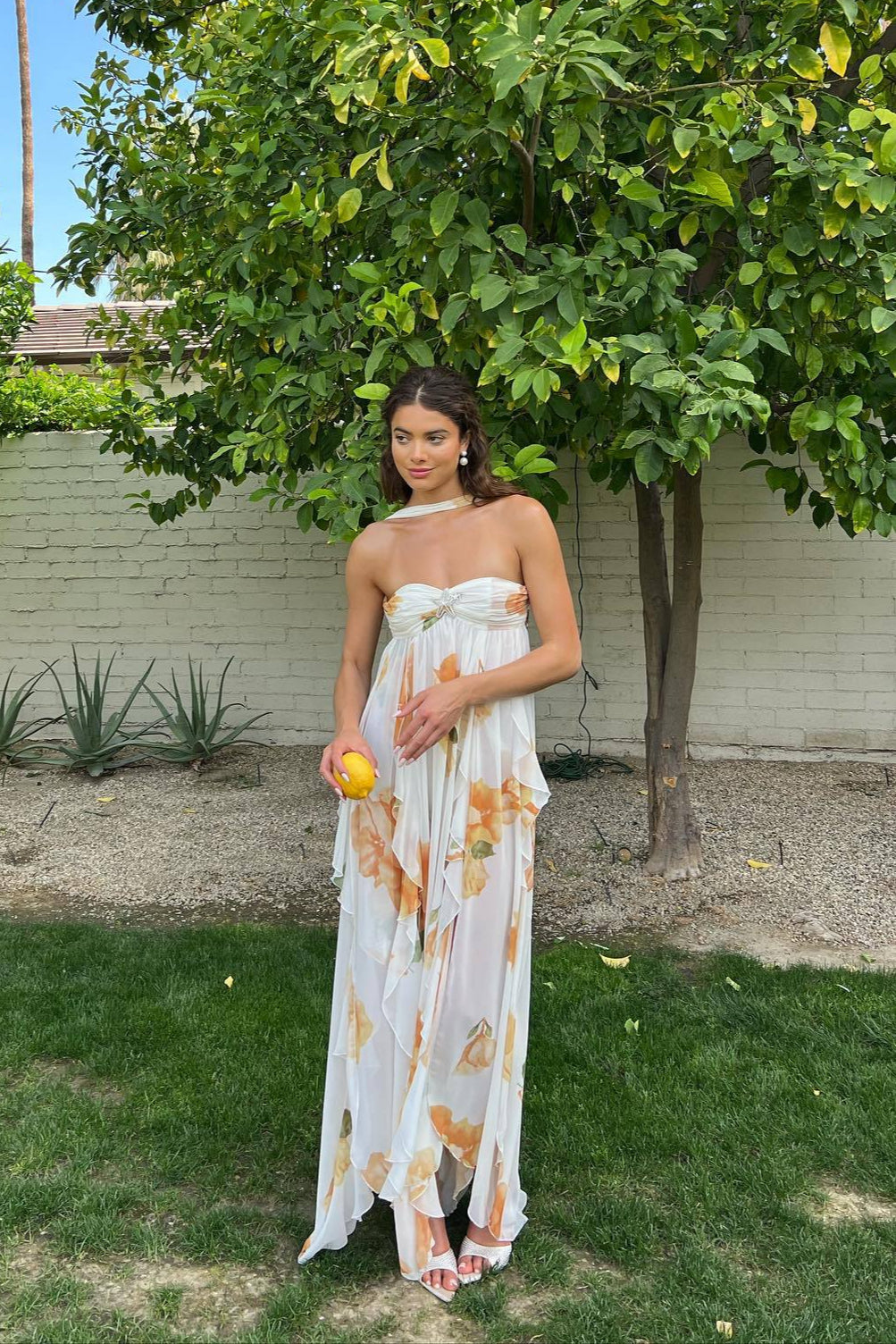 Vestido largo elegante con cuello halter