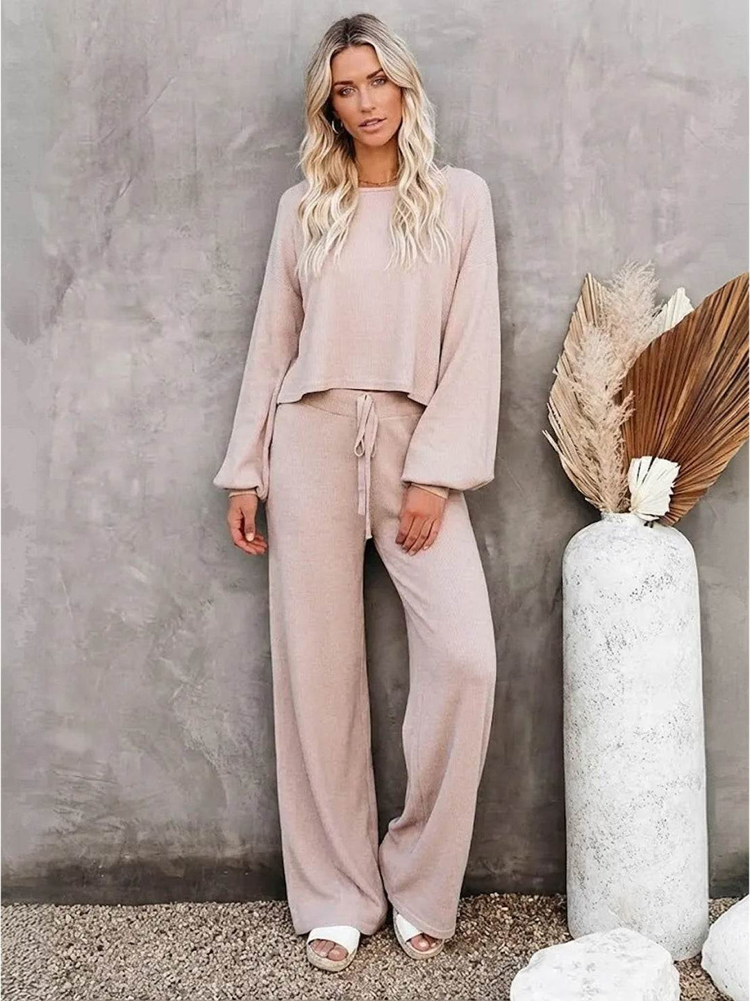 Conjunto de sudadera corta y pantalones anchos para estar en casa