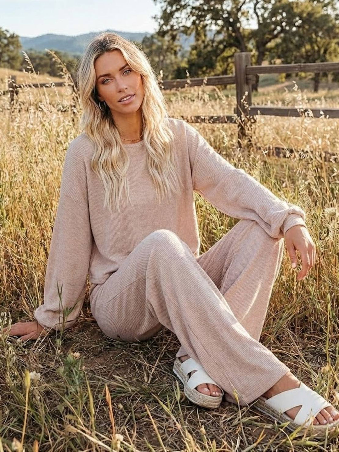 Conjunto de sudadera corta y pantalones anchos para estar en casa