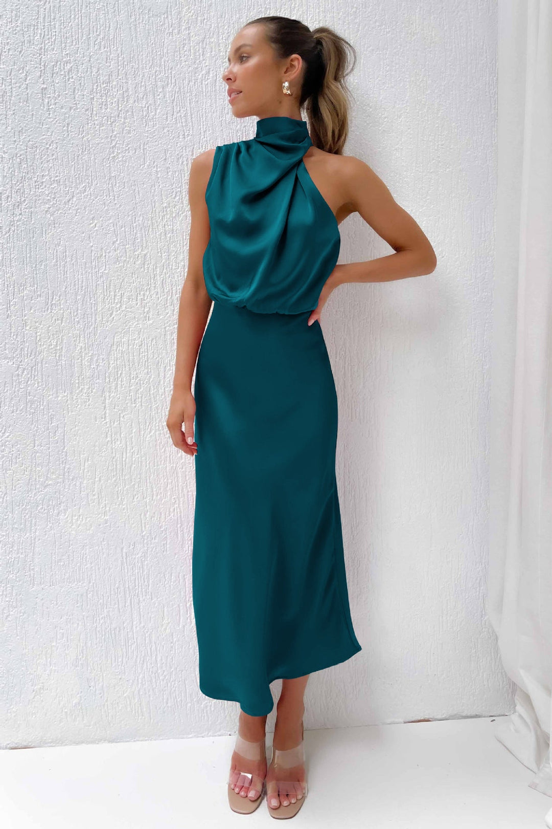 Vestido midi elegante de noche con cuello halter