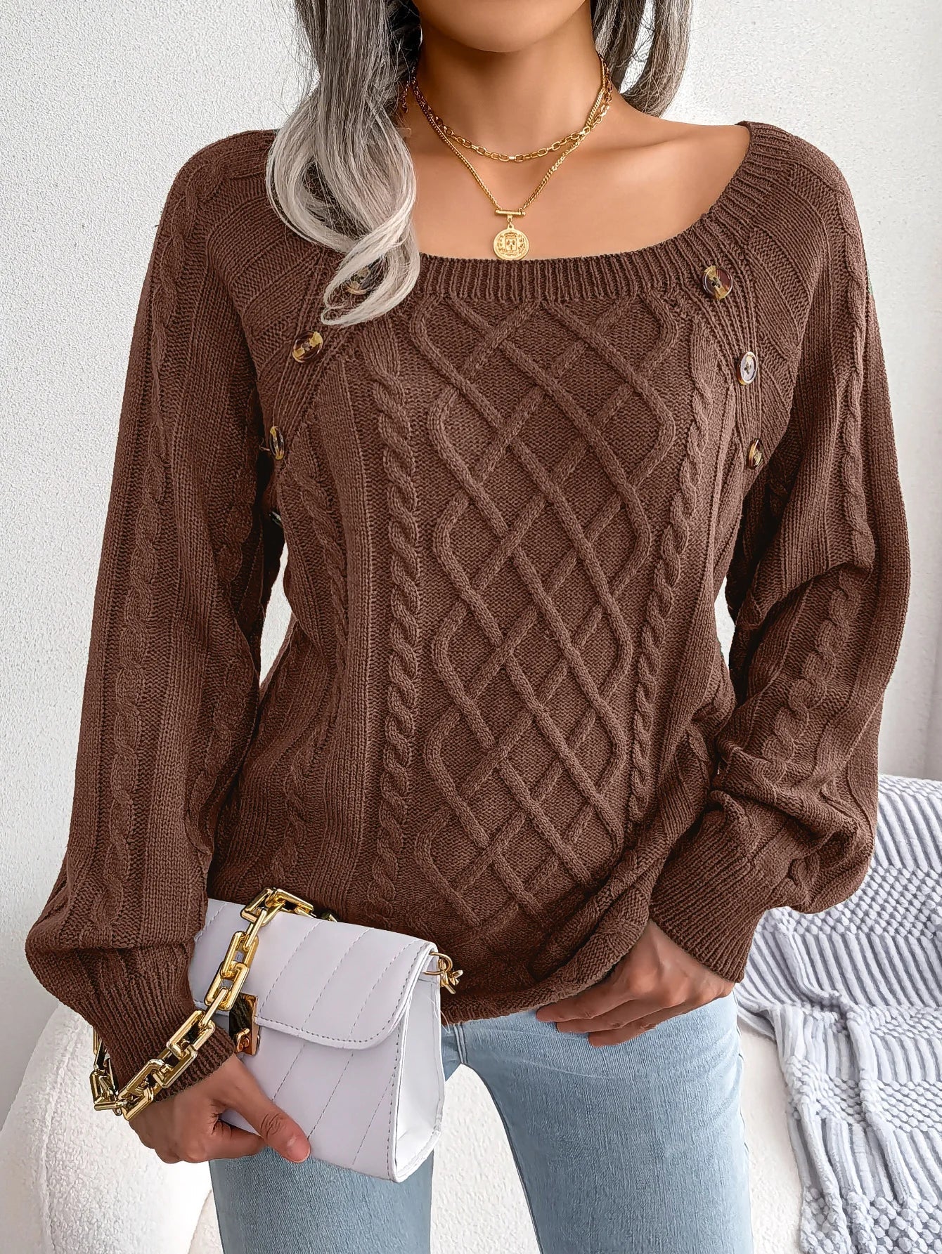 Maglione a collo quadrato con bottoni decorativi