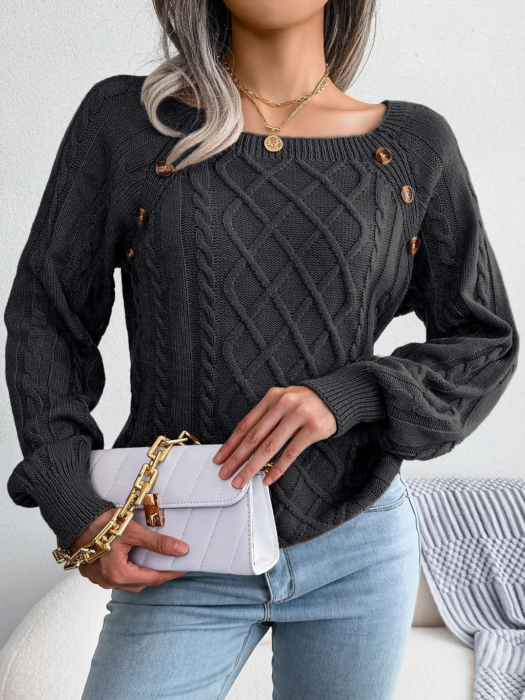 Maglione a collo quadrato con bottoni decorativi