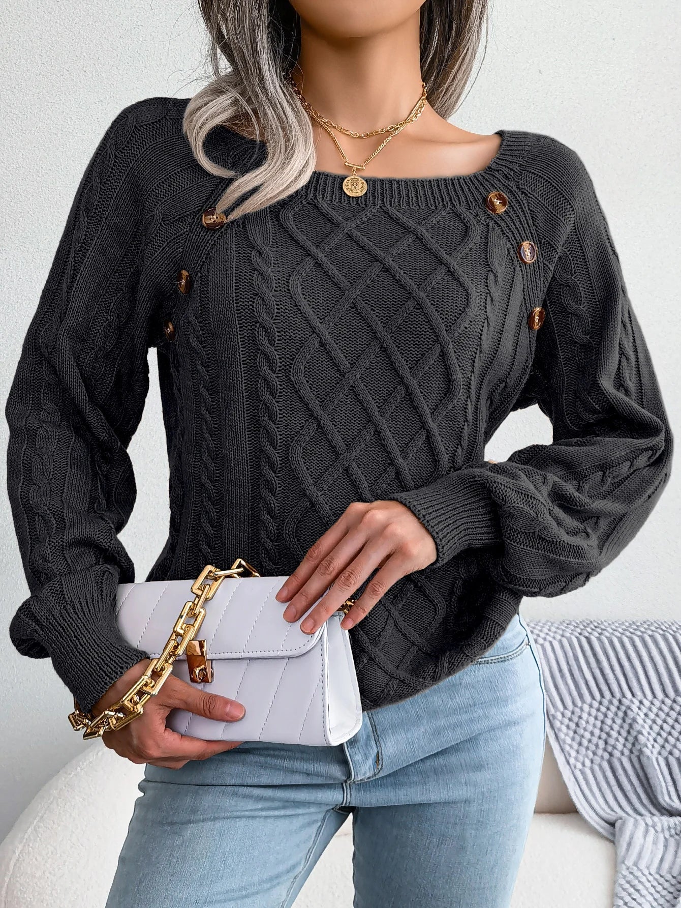 Maglione a collo quadrato con bottoni decorativi
