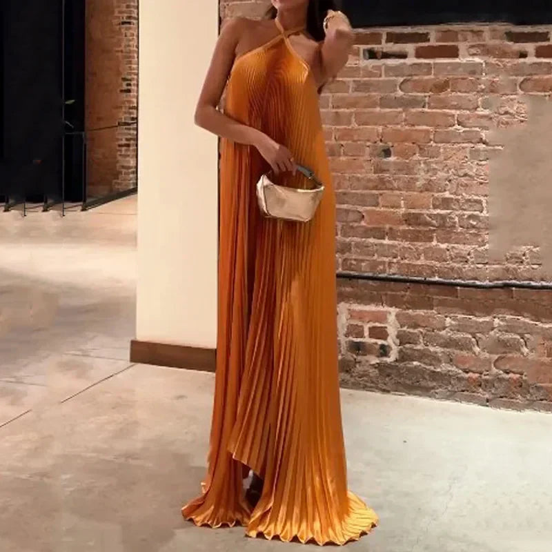 Vestido largo plisado con cuello halter para eventos nocturnos