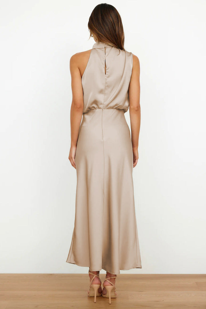 Vestido midi elegante de noche con cuello halter