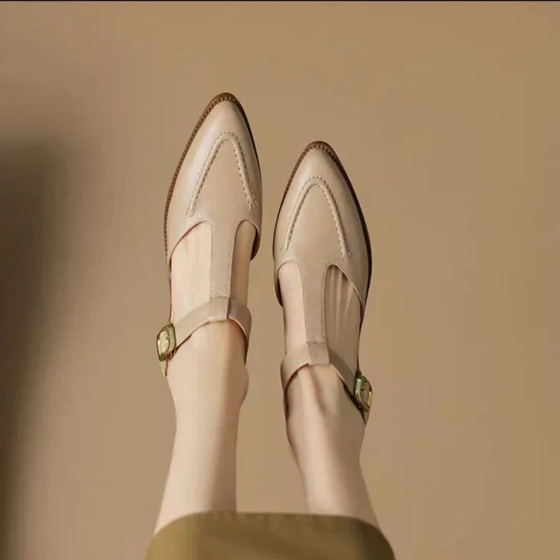 Ballerine a punta con cinturino a T