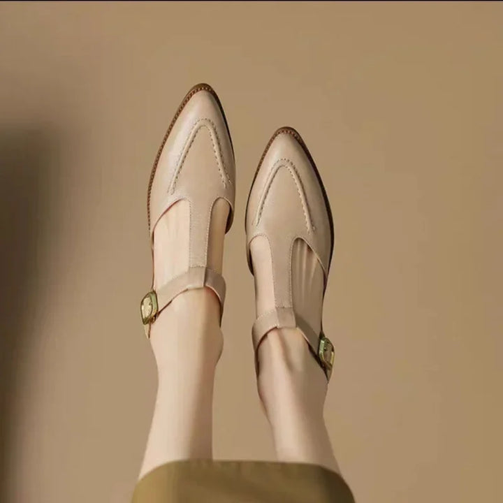 Ballerine a punta con cinturino a T