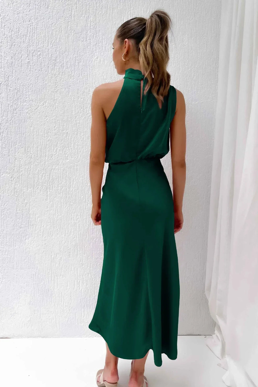 Vestido midi elegante de noche con cuello halter