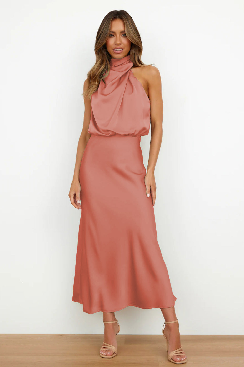 Vestido midi elegante de noche con cuello halter