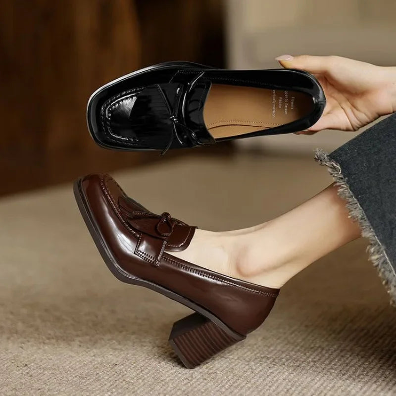 Mocasines con tacón bloque y borlas