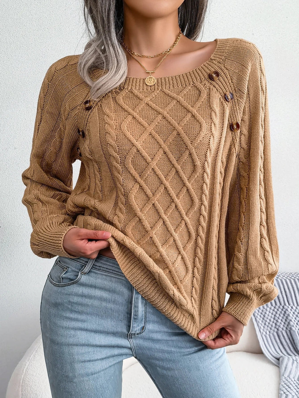 Maglione a collo quadrato con bottoni decorativi