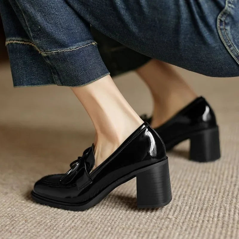Mocasines con tacón bloque y borlas