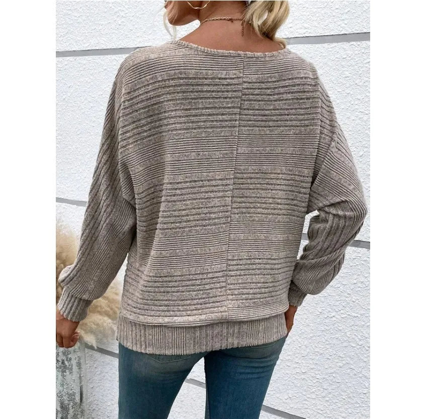 Maglione minimalista con scollo rotondo a pezzi
