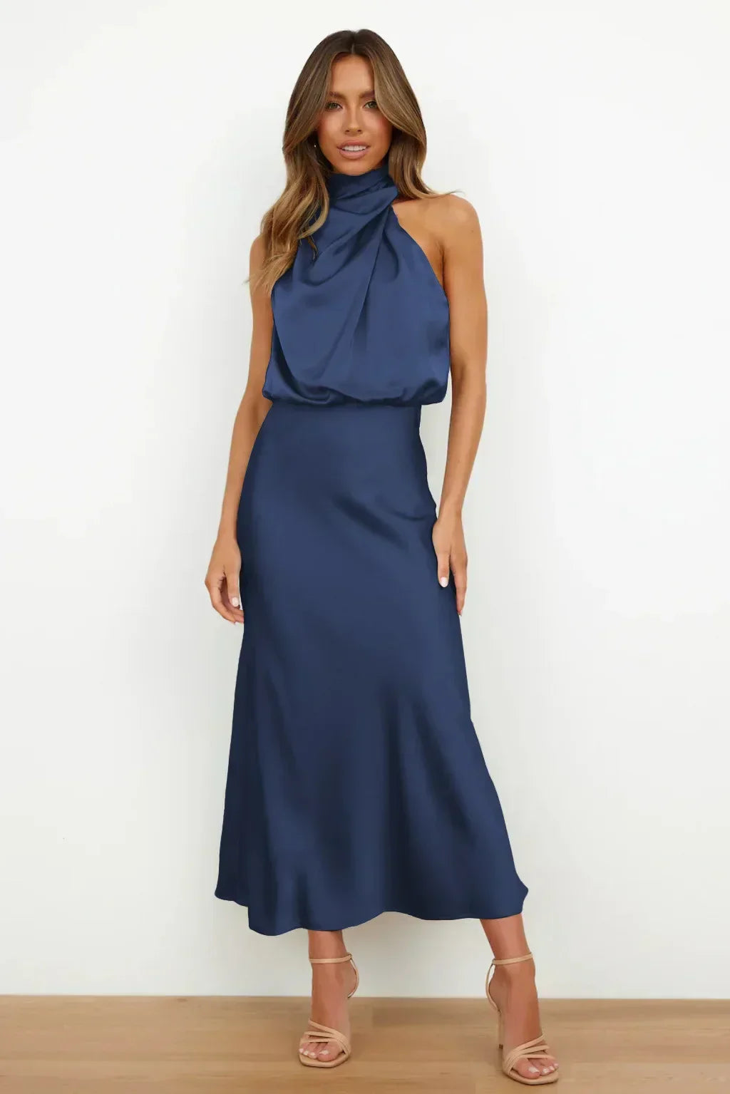 Vestido midi elegante de noche con cuello halter
