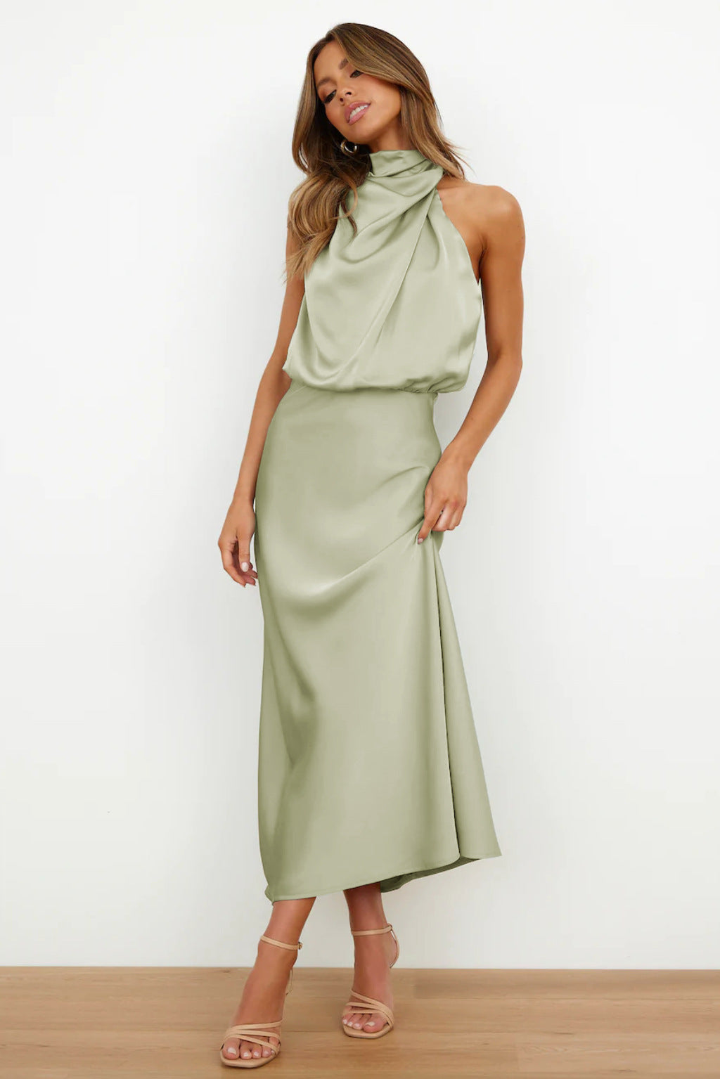 Vestido midi elegante de noche con cuello halter
