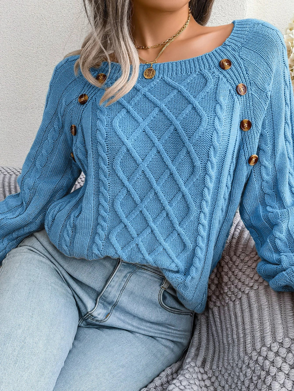 Maglione a collo quadrato con bottoni decorativi