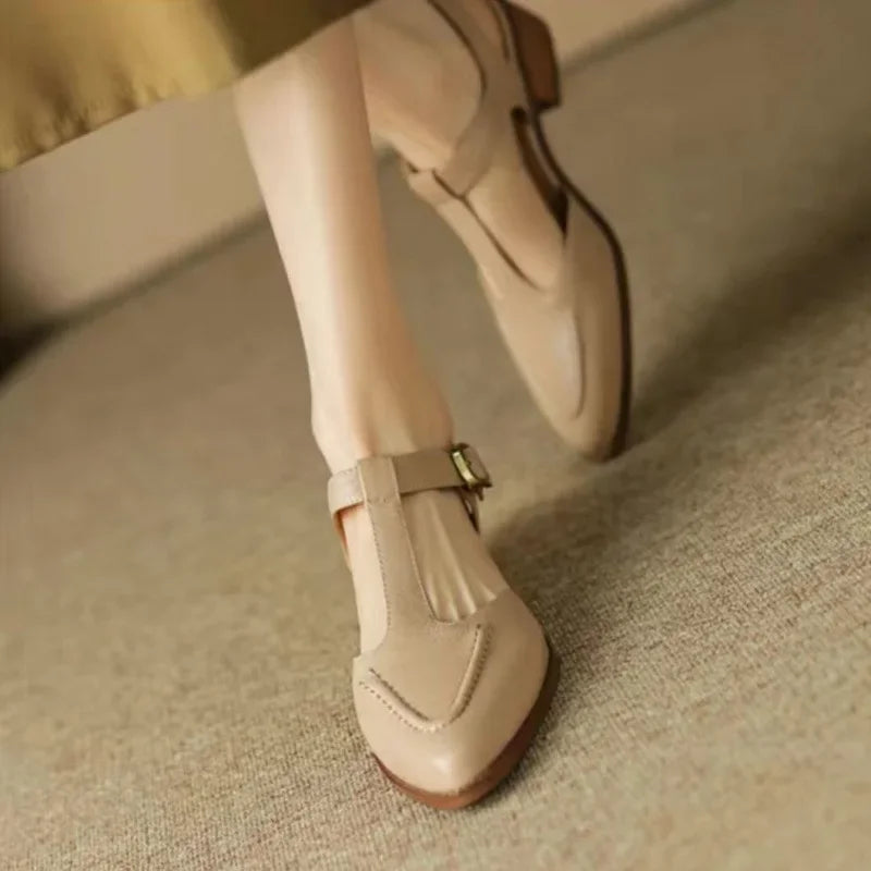 Ballerine a punta con cinturino a T