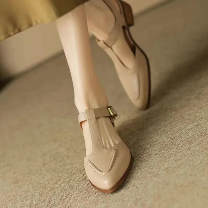 Ballerine a punta con cinturino a T