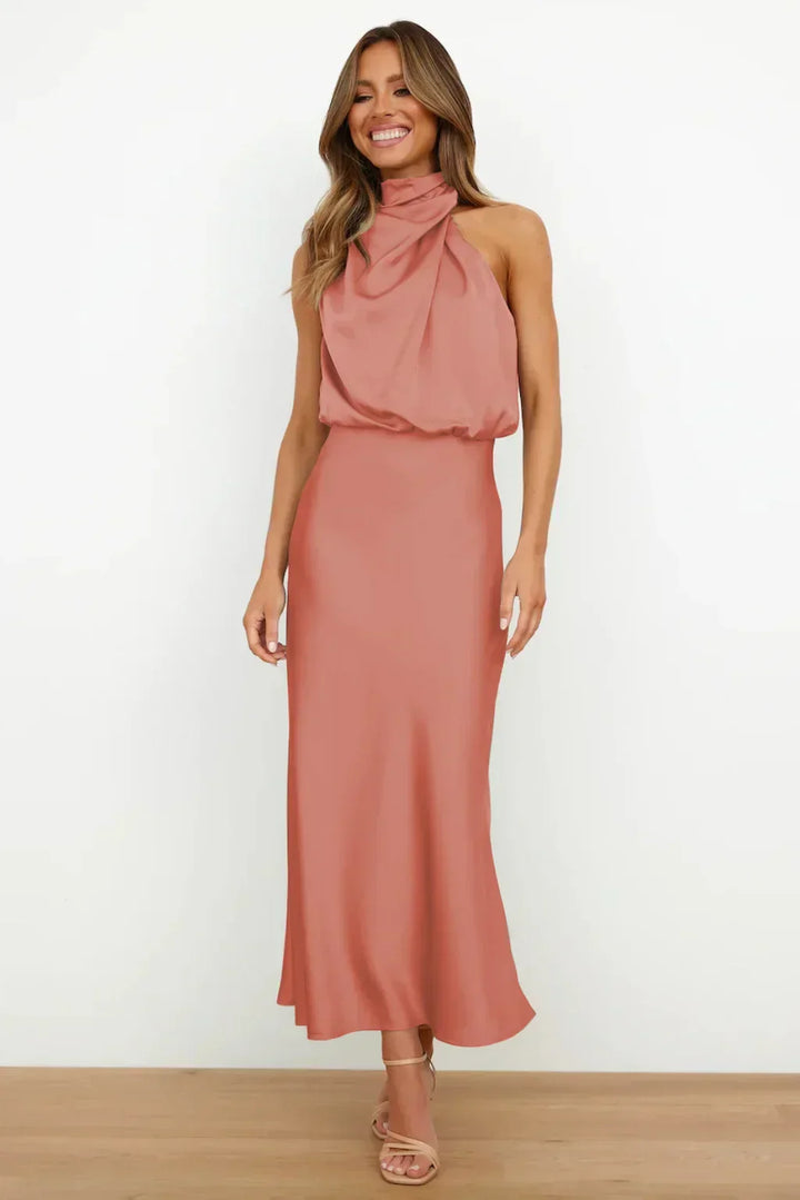 Vestido midi elegante de noche con cuello halter